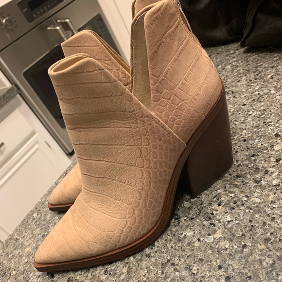 gigietta vince camuto bootie